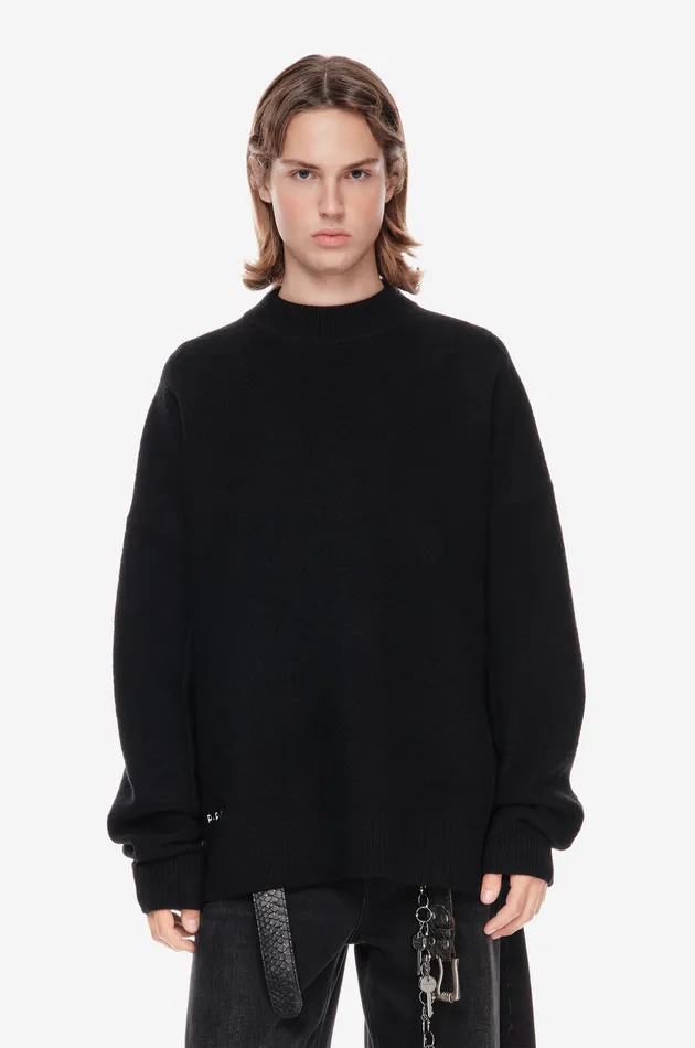 Объемный свитер из шерсти